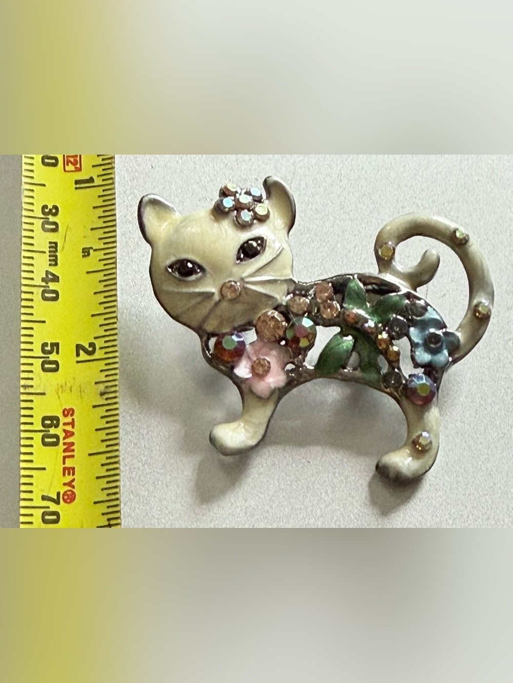 Hand-Painted Jeweled Cat Brooch - Pastel Green Floral Accents - Picture 5 of 7